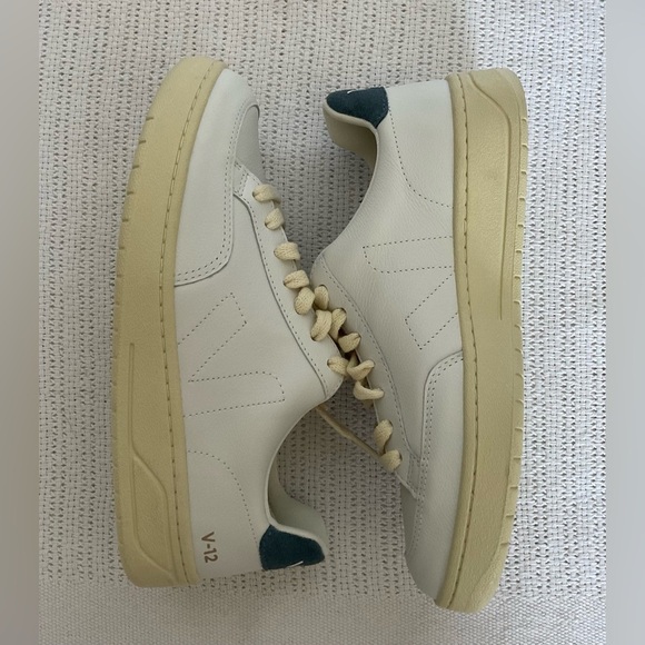 Veja White and Cream Sneakers for Casual Elegance - Picture 8 of 9